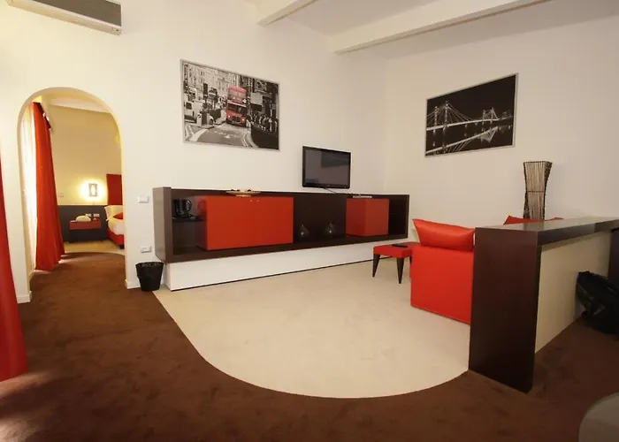 Paradise Airport 포를리