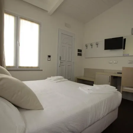 Hotel Paradise Airport 3*