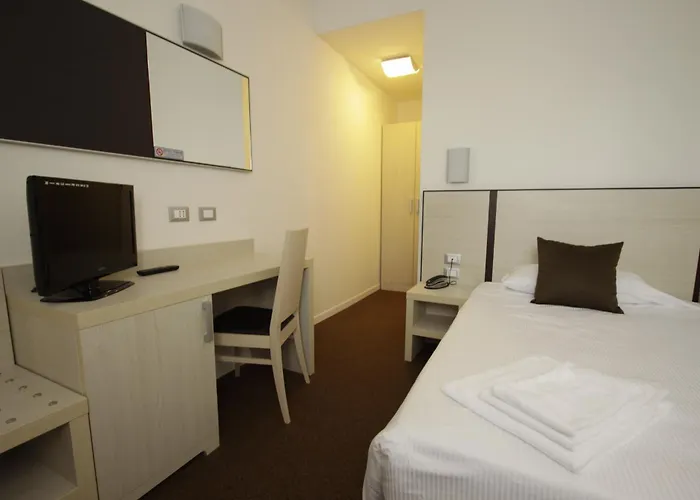 Paradise Airport מלון