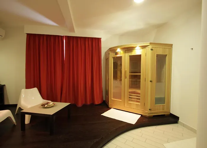 Paradise Airport פורלי