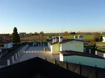 Paradise Airport מלון